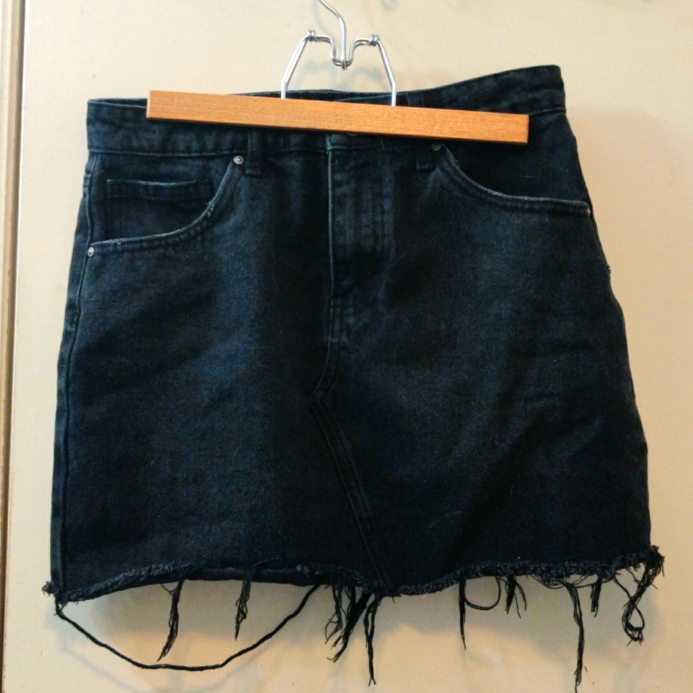 Forever 21 M Black Distressed Denim Skirt